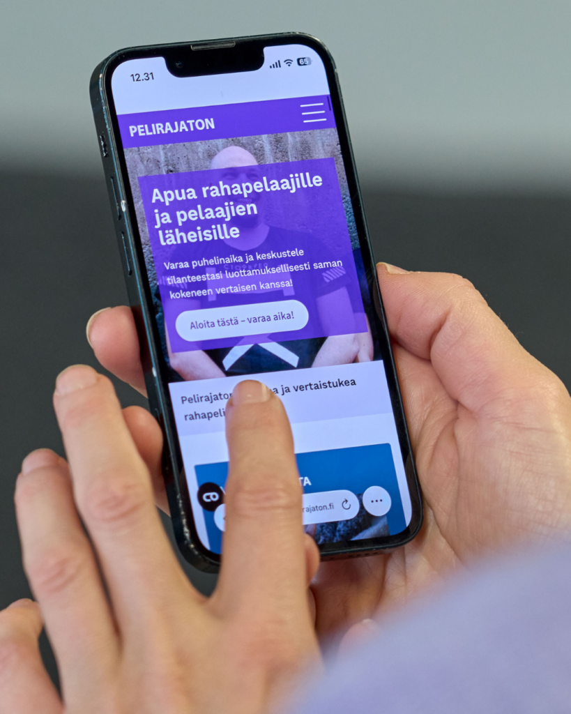 pelirajaton.work etusivu puhelimen näytöllä.